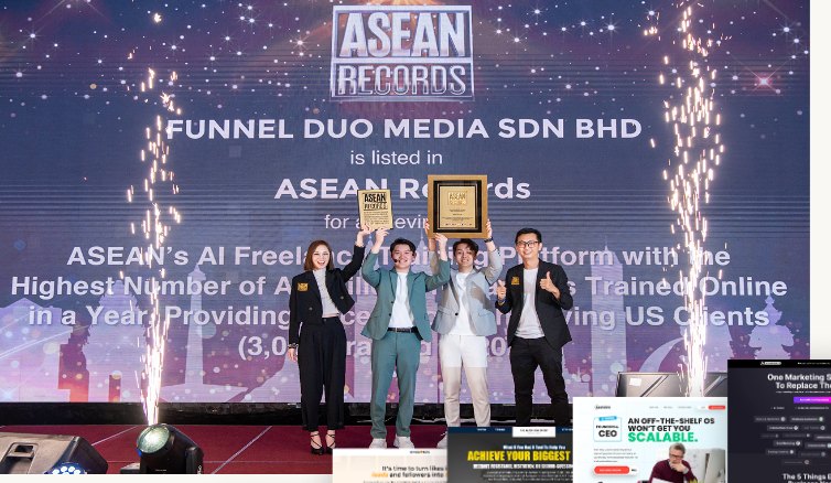 Funnel Duo 团队在 ASEAN 大奖颁奖礼上领奖