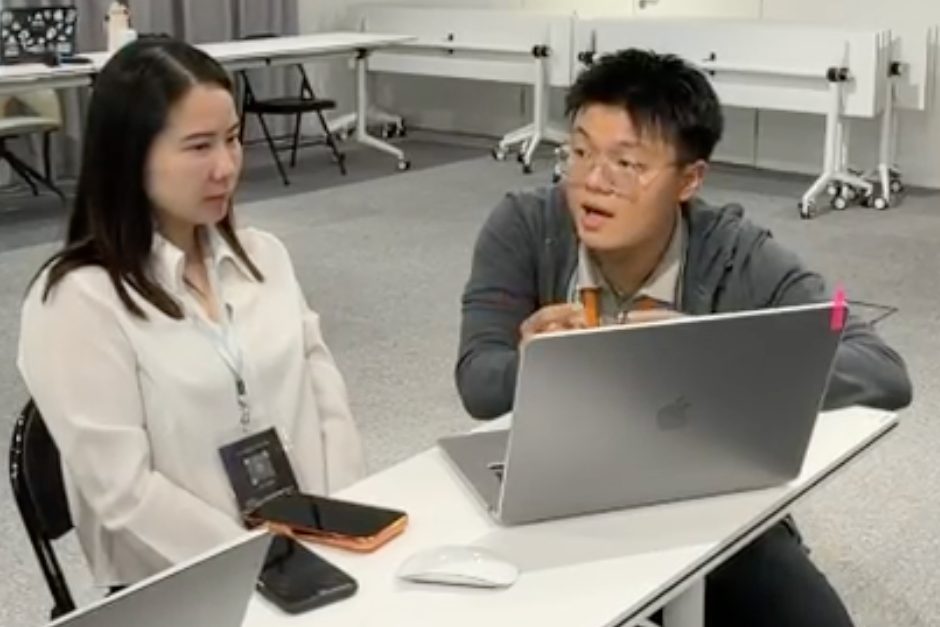 两个人在一张桌子前，把一个问题讲清楚